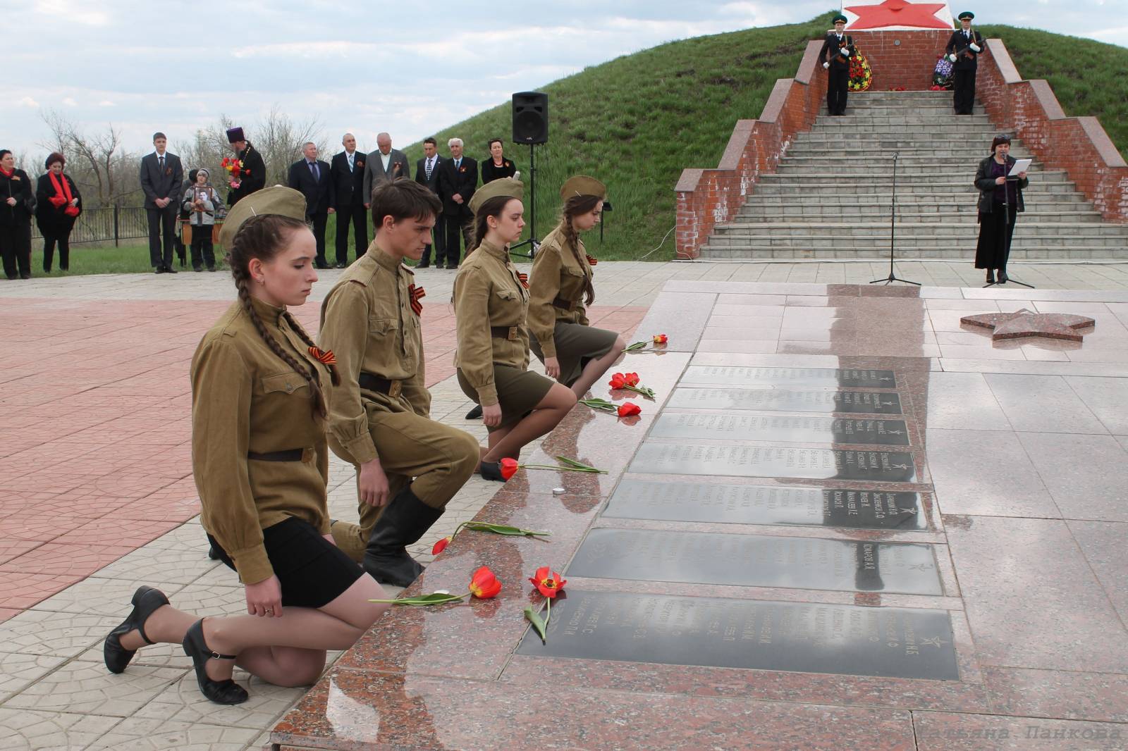 Погода саратовская область перелюбский. Перелюб памятник воину освободителю. Памятник в Перелюбе Саратовской области. Бессмертный полк Перелюб. Перелюб Саратовская область памятник воину.